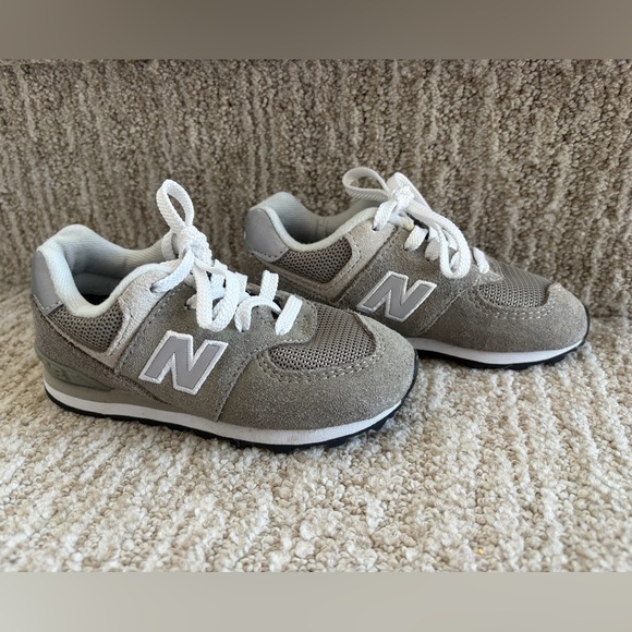 New Balance Toddler Boy 574 Lace up. Grey/white. Size 8. Great condition - Picture 2 of 8